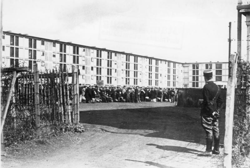 Bundesarchiv_Bild_183-B10919,_Frankreich,_Internierungslager_Drancy.jpg