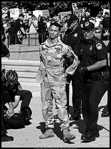 Le soldat Mike Prysner au moment de son arrestation.jpg