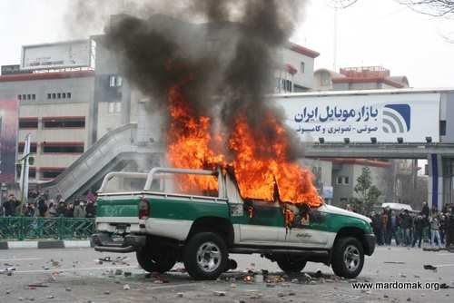 voiture de police en feu à Teheran  (27 dec 2009).jpg