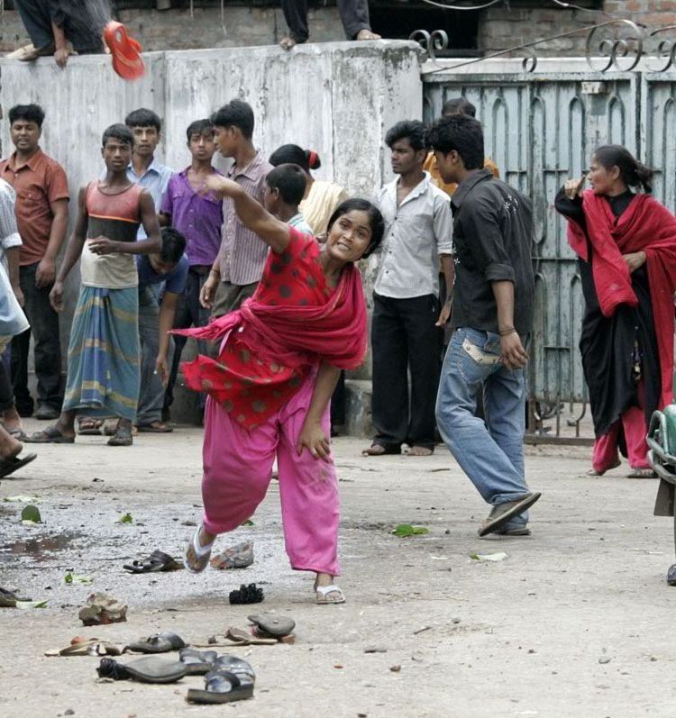 Révoltes d'ouvrières du textiles au Bangladesh (28 jul 2010).jpg